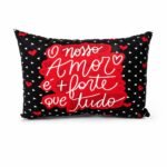 ALMOFADA 20X30CM DIA DOS NAMORADOS FRASE O NOSSO AMOR É + FORTE QUE TUDO